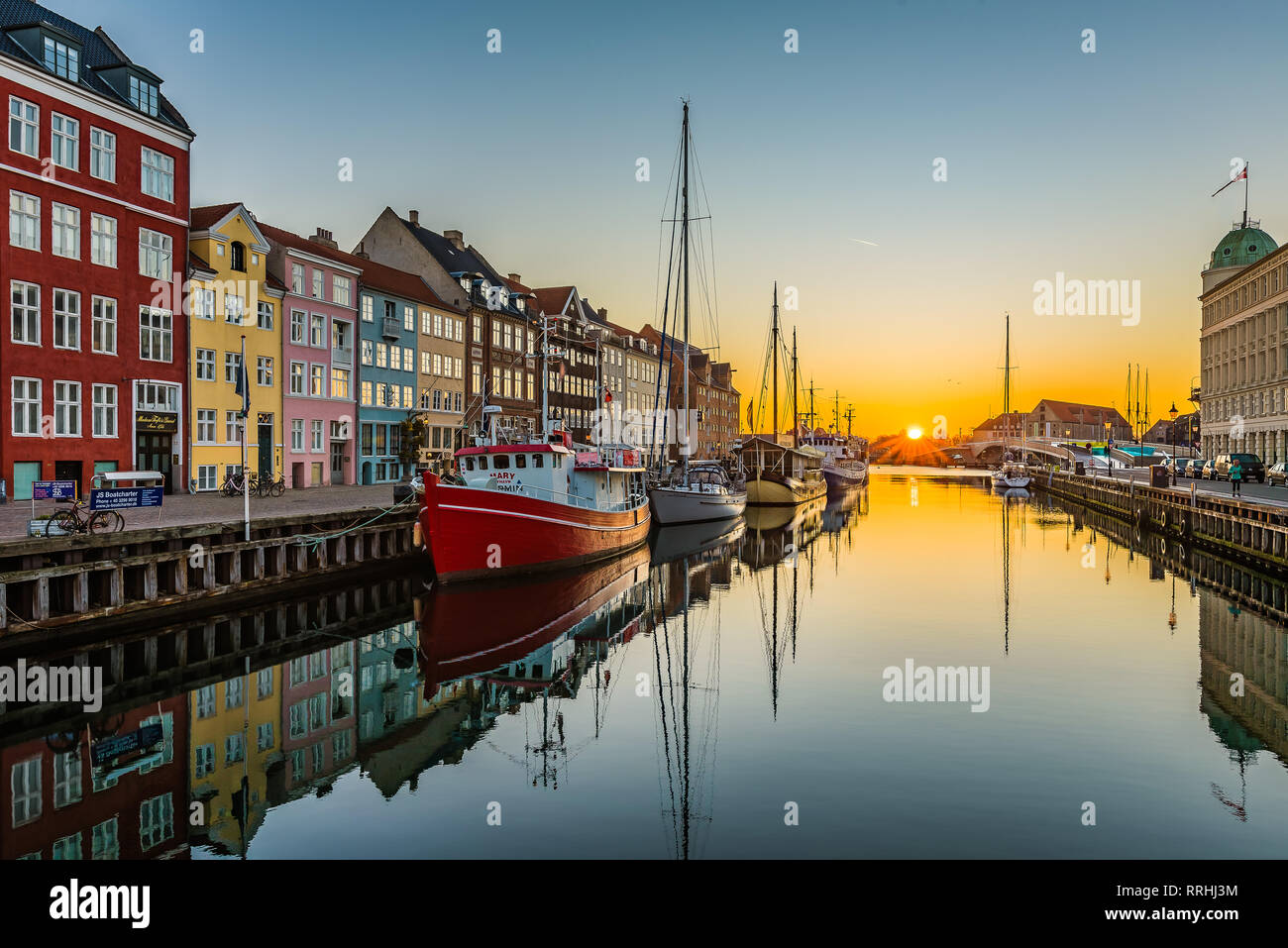 La tranquilla acqua del porto di Copenhagen Nyhavn un inizio di mattina di sunrise, Copenaghen, 16 Febbraio 2019 Foto Stock