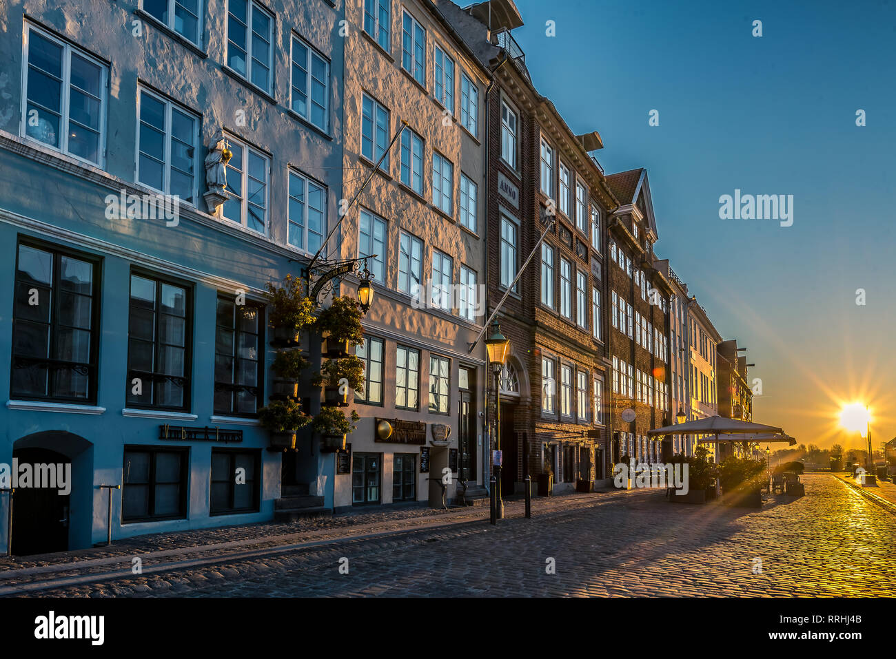 La pavimentazione e ristoranti chiusi nel primo brilla la luce del mattino a Nyhavn a Copenaghen, 16 Febbraio 2019 Foto Stock
