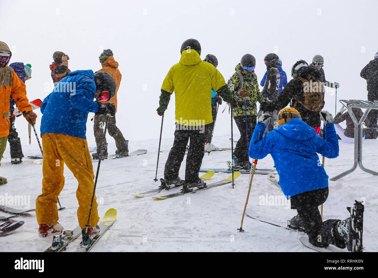 Gli sciatori in bianco le condizioni in vivacemente colorato abiti a Jackson Hole, Wyoming Dicembre 24, 2018 Foto Stock