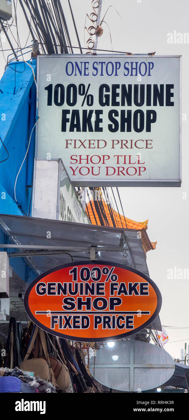 Segno umoristico di 100% Genuine Fake Shop su Jl Raya Legian Kuta Bali Indonesia. Foto Stock