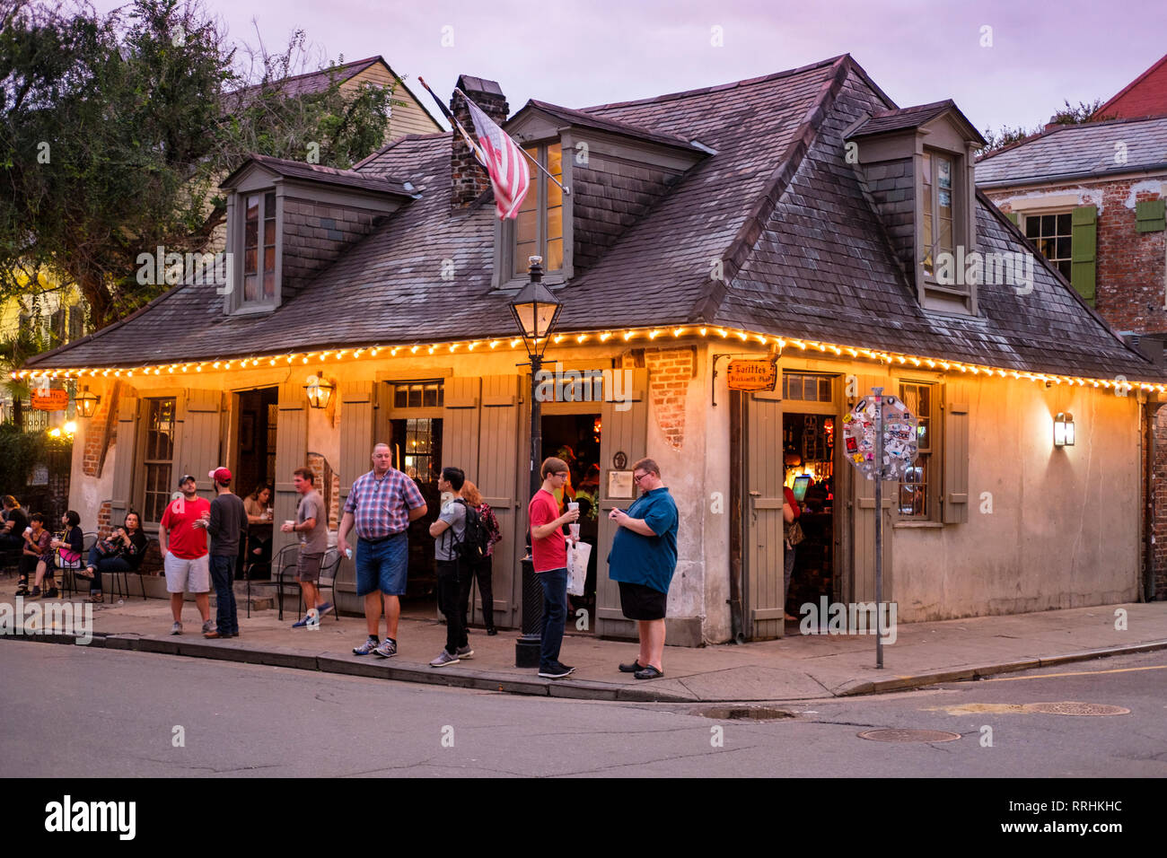 Persone di fronte al Lafitte's Blacksmith Shop Bar al tramonto, Bourbon Street, New Orleans French Quarter, New Orleans, Louisiana, Stati Uniti Foto Stock