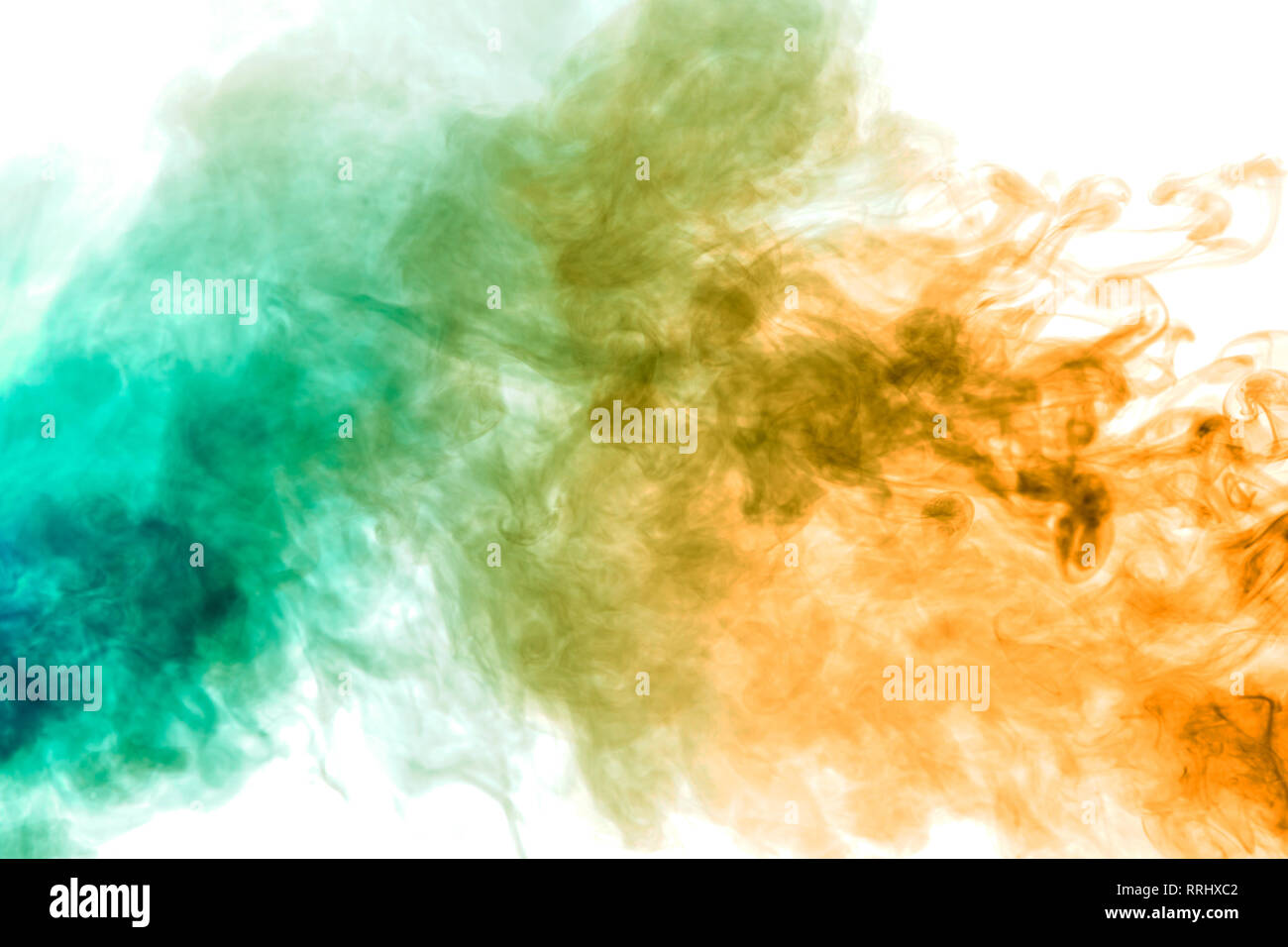 Colorato il vapore sprigionato dal vape con una transizione fluida delle molecole di colore dal giallo al blu su uno sfondo bianco come una collisione di due jet Foto Stock