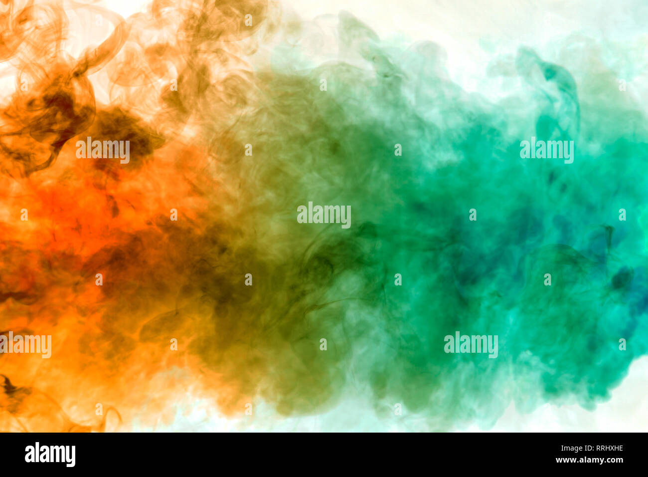 Colorato il vapore sprigionato dal vape con una transizione fluida delle molecole di colore dal giallo al blu su uno sfondo bianco come una collisione di due jet Foto Stock
