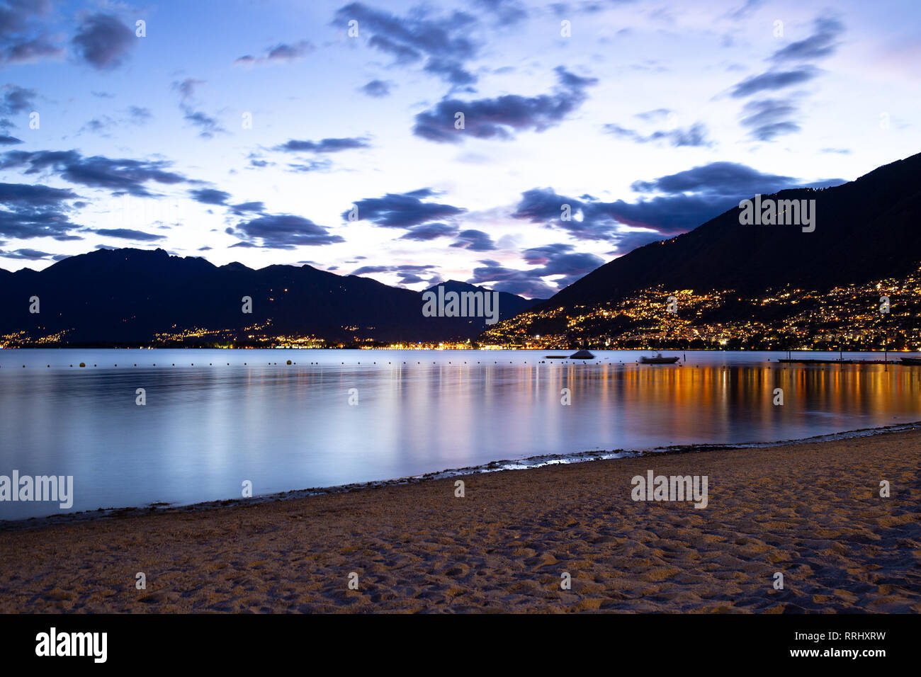 Romantico scenario di Locarno e il Lago Maggiore al crepuscolo Foto Stock