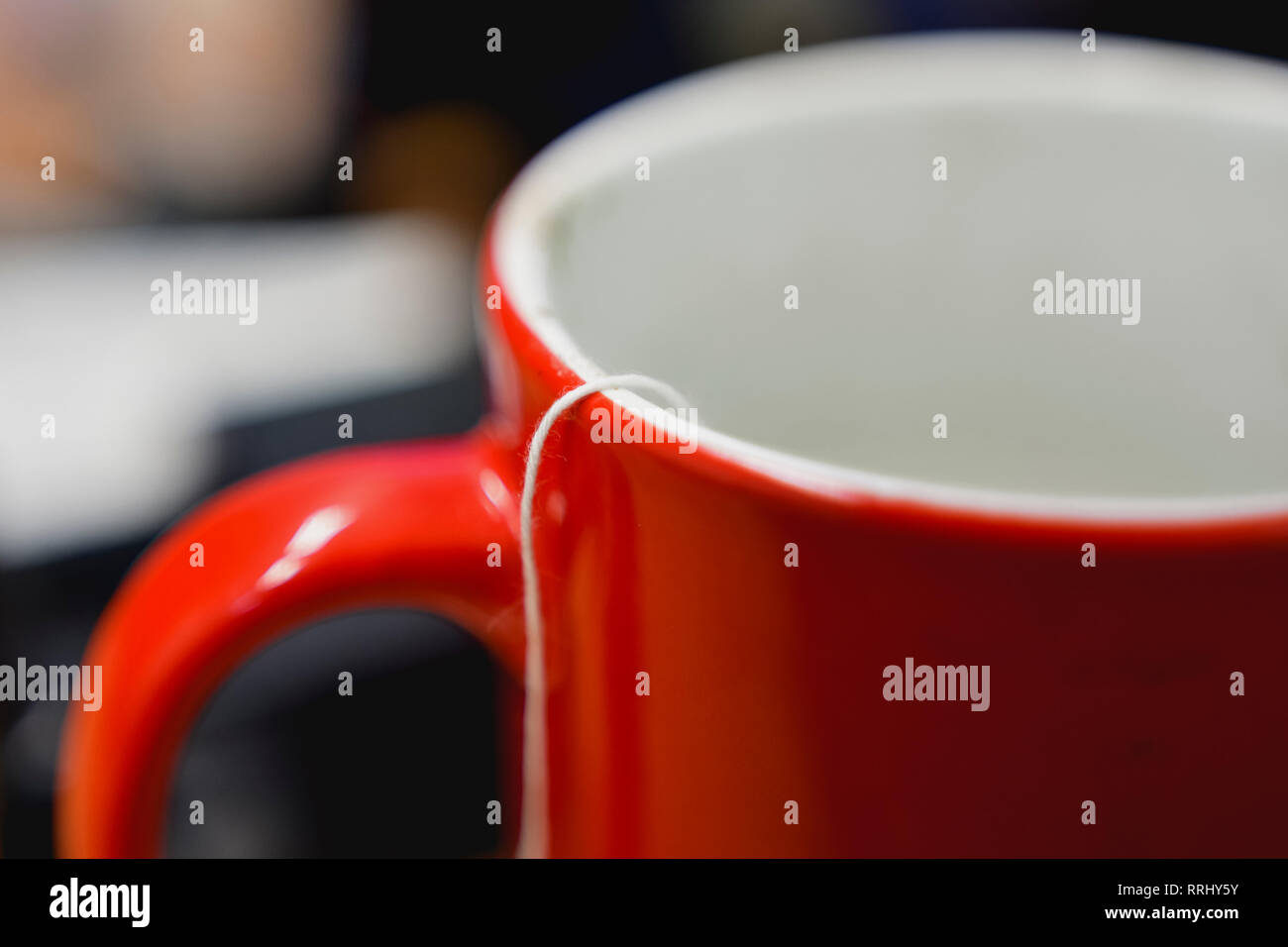 Rosso tazza ceramica con bustine di the etichetta Foto Stock
