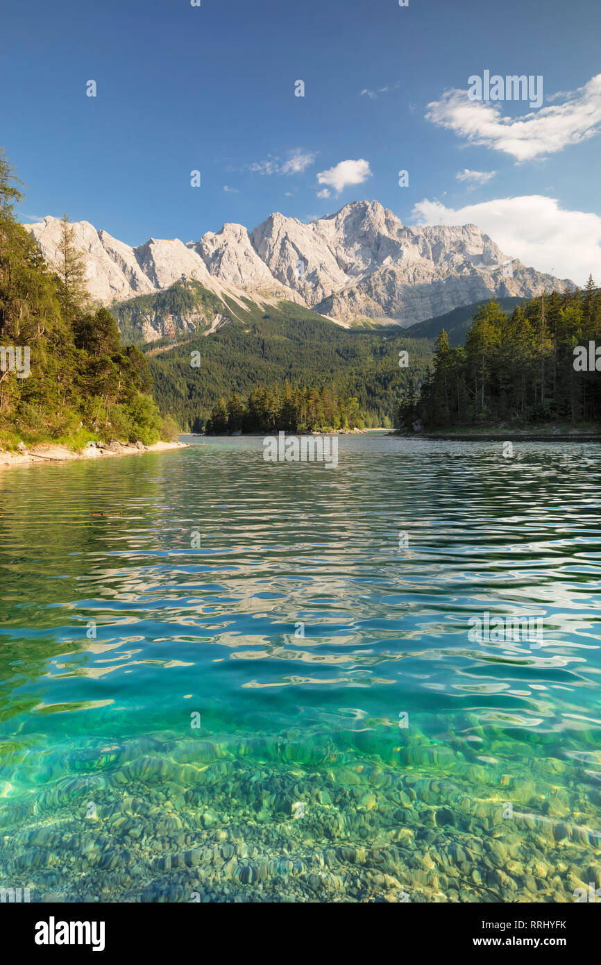 Eibsee lago e montagna Zugspitze, vicino a Grainau, Werdenfelser Land, gamma alta Baviera, Baviera, Germania, Europa Foto Stock
