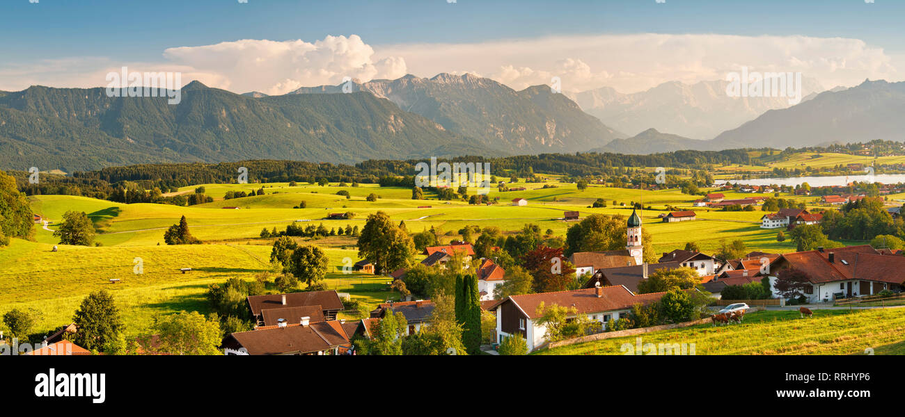 Vista da Aidlinger Hoehe oltre a Aidling Wettersteingebirge e il monte Zugspitze, Alta Baviera, Alpi Bavaresi, in Baviera, Germania, Europa Foto Stock