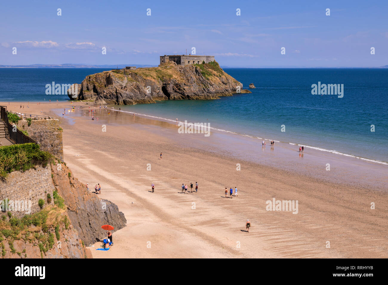 Castle Beach e sull'Isola di Santa Caterina, giornata soleggiata con cielo blu in estate, Tenby, Pembrokeshire, Wales, Regno Unito, Europa Foto Stock