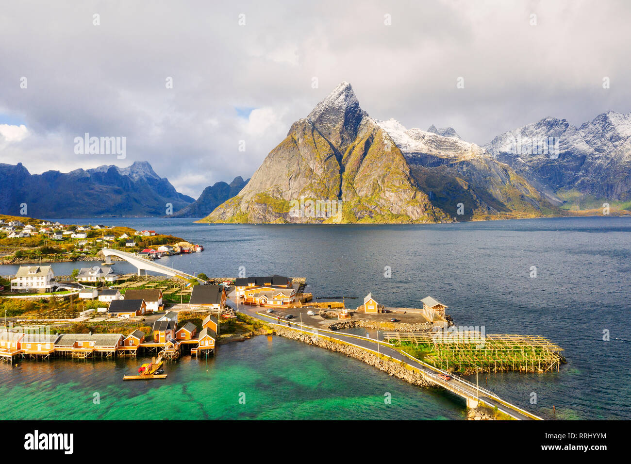 Sakrisoy nei villaggio circondato da montagne e mare cristallino, la Reine, Nordland, Isole Lofoten in Norvegia, Europa Foto Stock