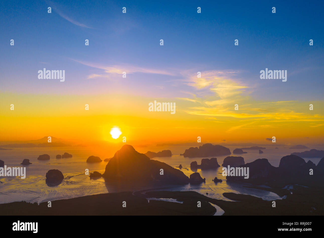 La fotografia aerea sunrise a Samet Nangshe viewpoint a Phang Nga Thailandia. Foto Stock