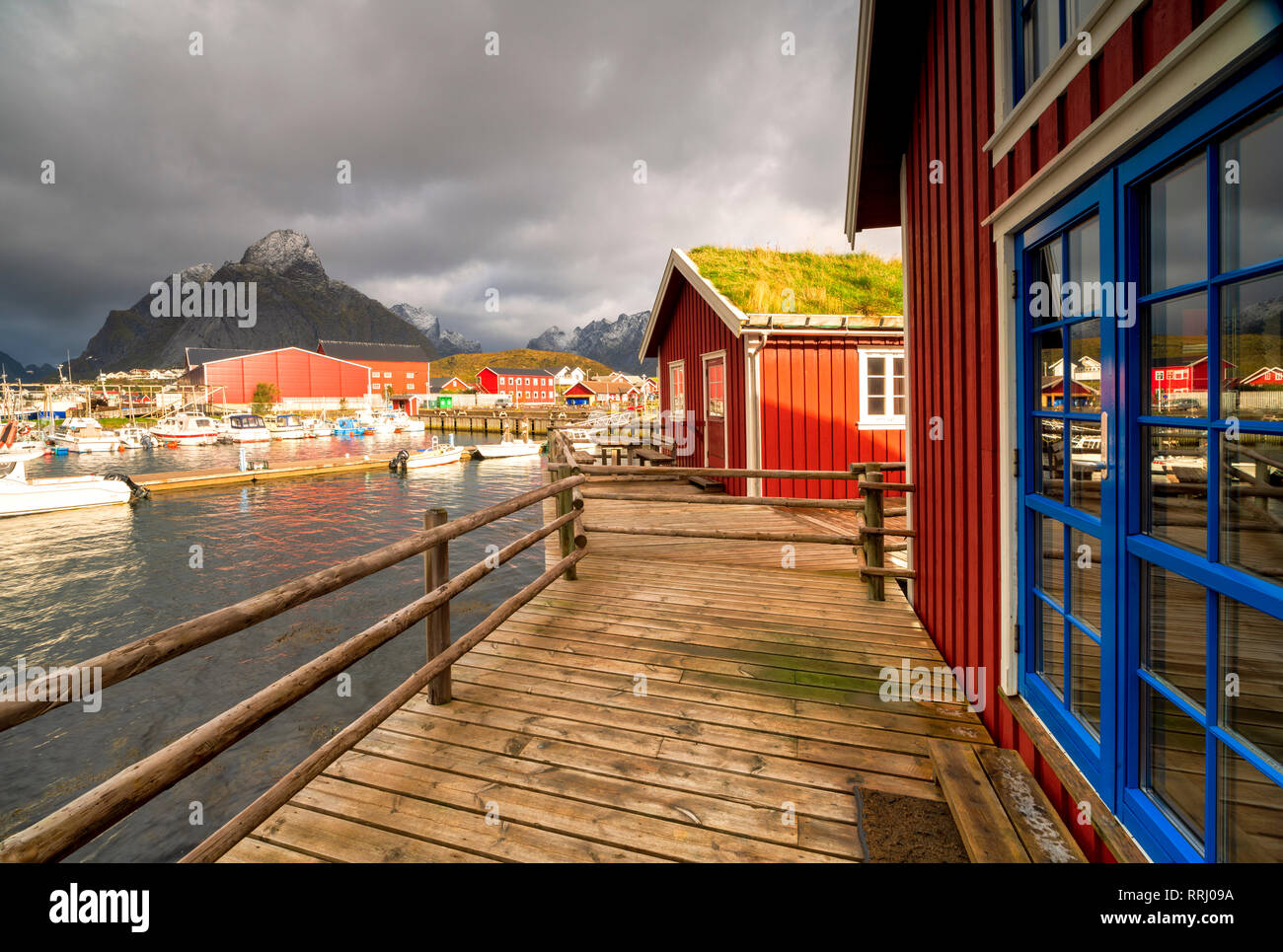 Porto e tipiche case dei pescatori con tetto in erba, la Reine, Nordland, Isole Lofoten in Norvegia, Europa Foto Stock