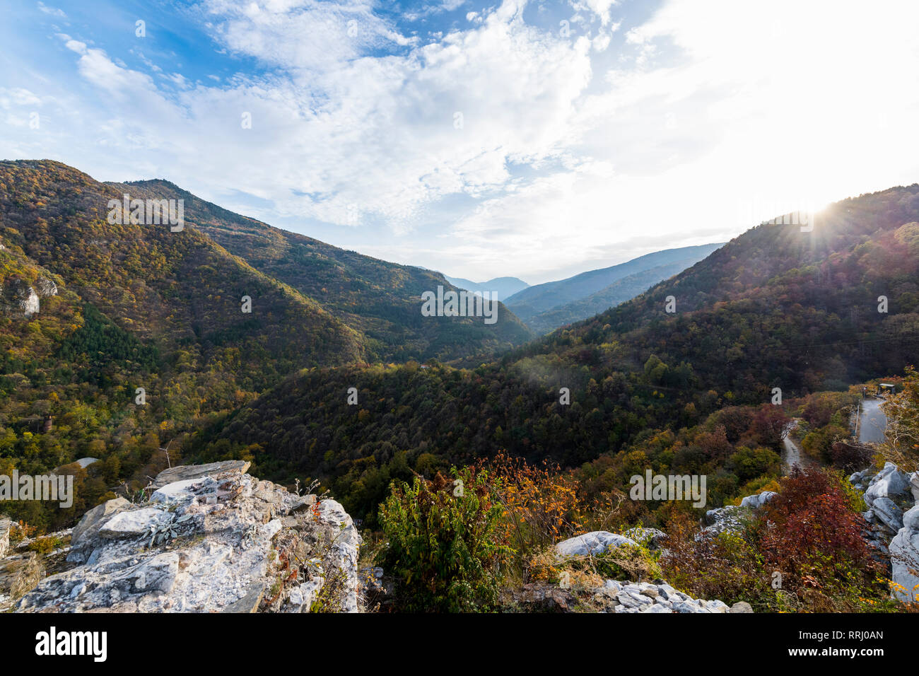In vista delle montagne Rodopi dalla chiesa di Santa Maria di Petrich, Assen fortezza, Asenovgrad, Bulgaria, Europa Foto Stock