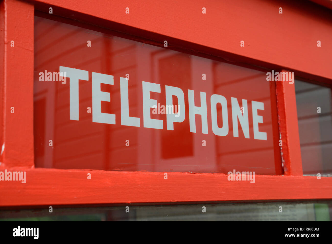 Insegne su un telefono rosso scatola a fondatori Museum di Nelson, Nuova Zelanda Foto Stock