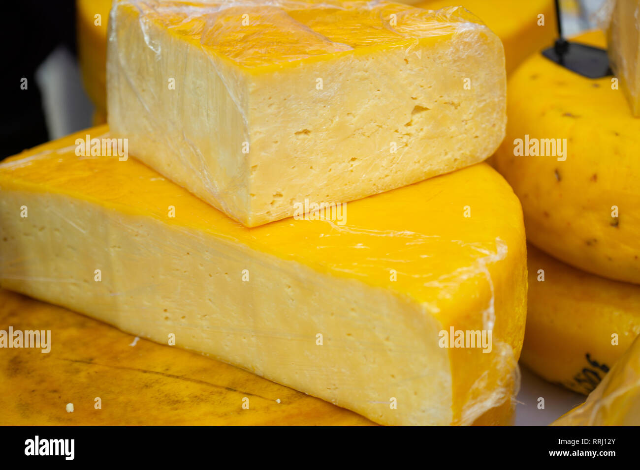 Vari tipi di formaggio su tavola in legno rustico Foto Stock