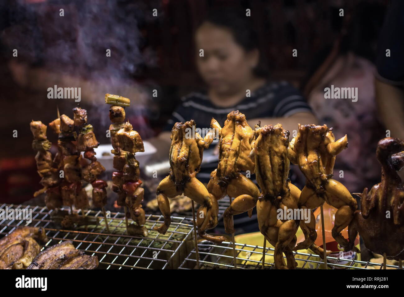 Rane fritte spiedini, Vietnamita Asian street food in Thailandia Foto Stock