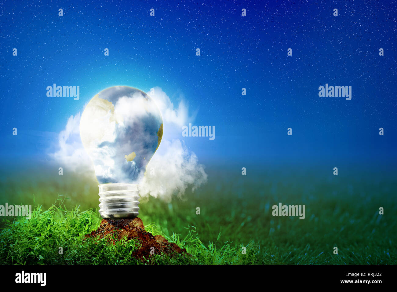 Messa a terra all'interno della lampadina con nebbia sul terreno in prato di notte con stella sullo sfondo del cielo. Earth Hour concept Foto Stock