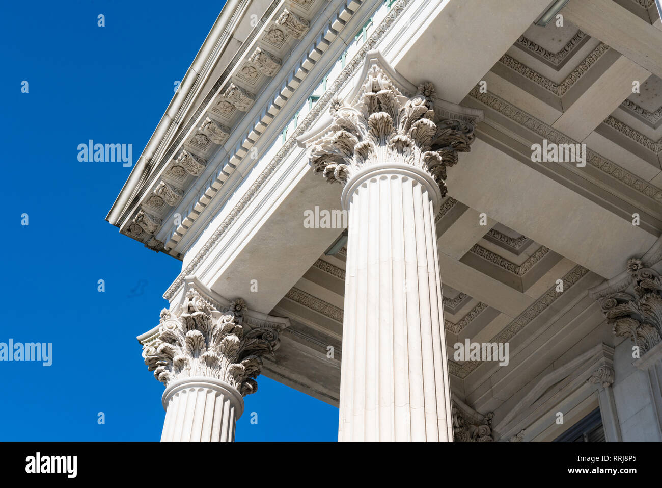 Dettaglio superiore di pietra Revival Greco colonne architettoniche Foto Stock