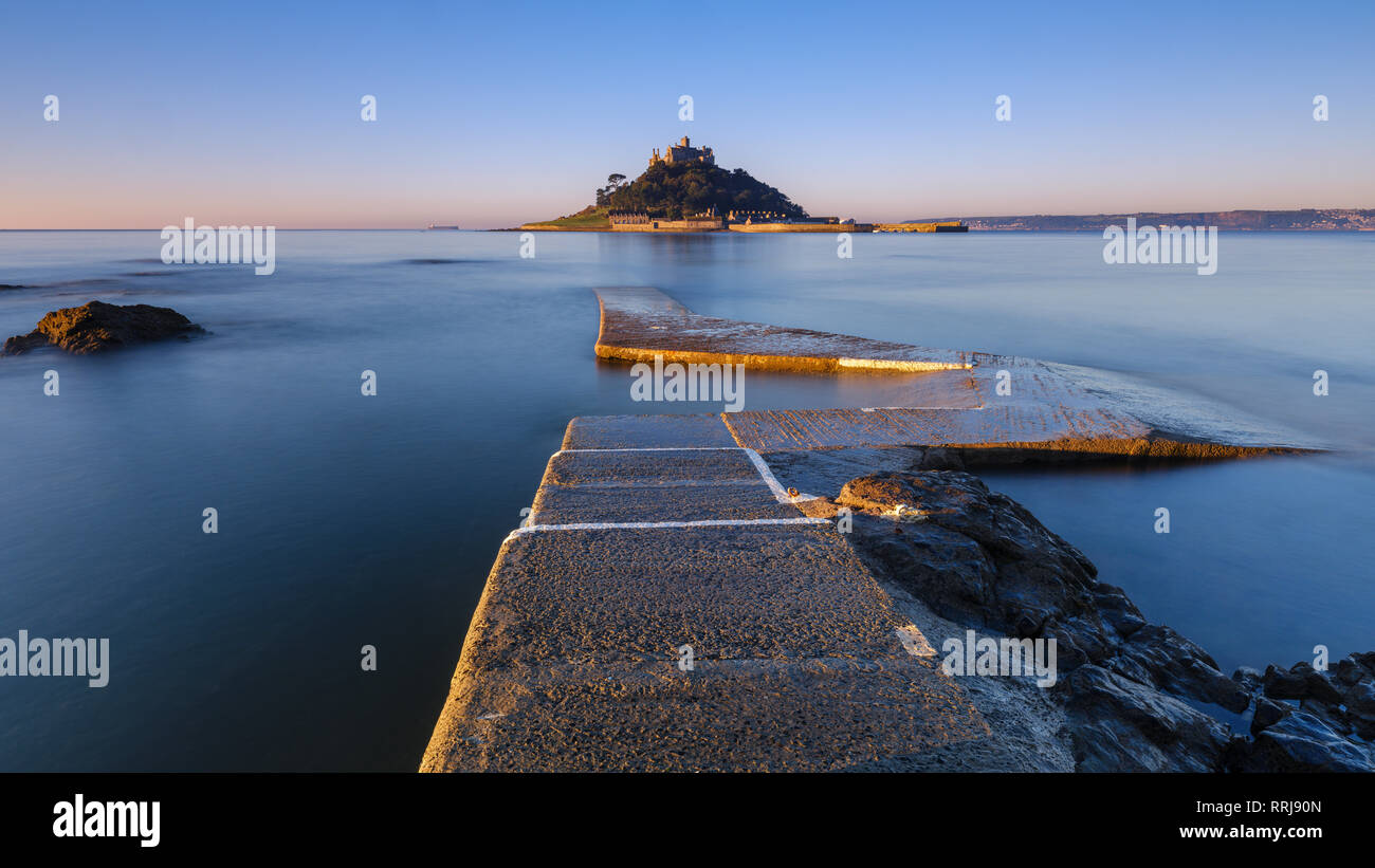 Alba sul molo con una luce calda al St. Michael's Mount in Marazion, Cornwall, England, Regno Unito, Europa Foto Stock
