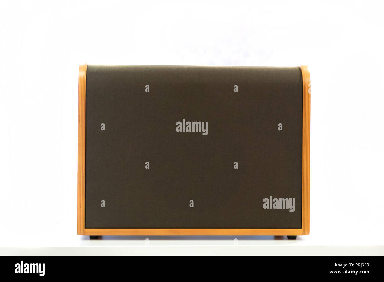 Chitarra o amplificatore bassi isolati su sfondo bianco. Spazio di copia Foto Stock