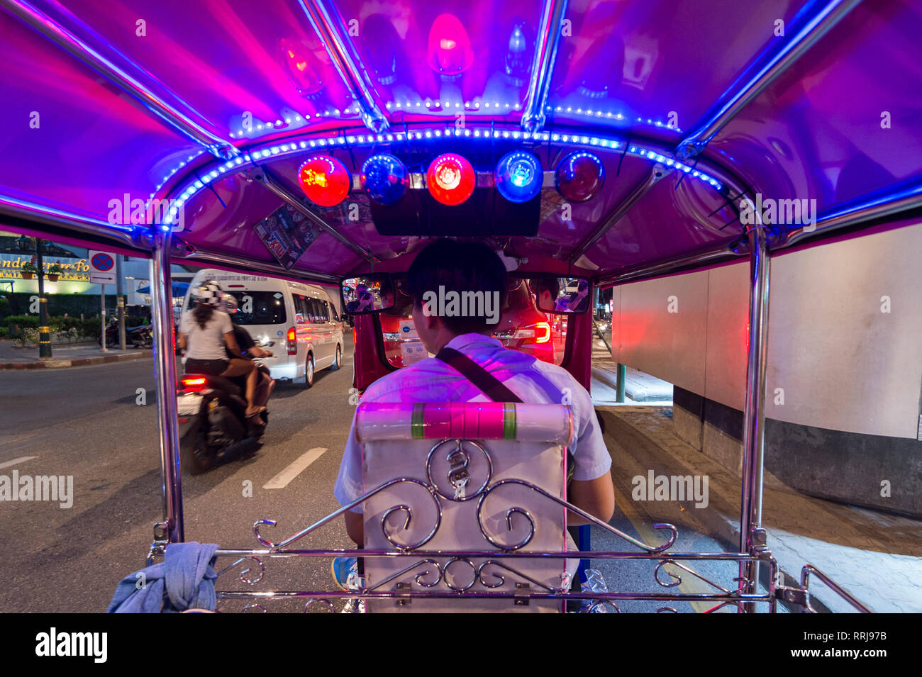 Un tuk tuk sulla Strada di Sukhumvit Road nel centro cittadino di Bangkok, Thailandia, Sud-est asiatico, in Asia Foto Stock