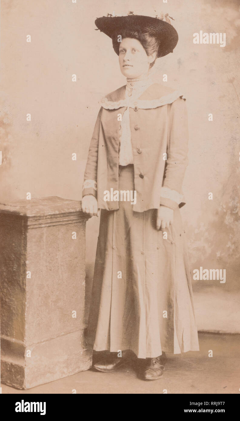 L'annata 1906 Altrincham Cartolina fotografica che mostra una moda Edwardian Lady Foto Stock