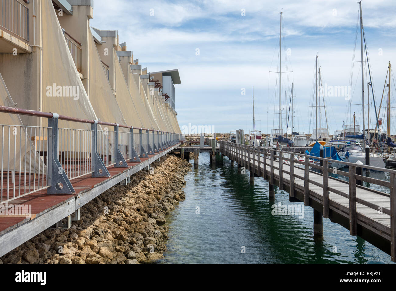 Passaggi Pedonali da appartamenti per le vacanze a la piccola barca nelle vicinanze del porto con facile accesso, nella periferia di Fremantle, Perth, Western Australia. Foto Stock