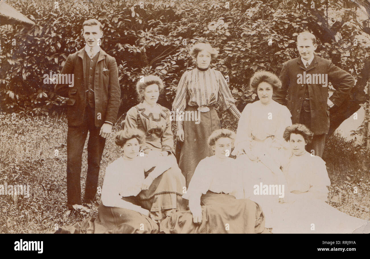 L'annata 1906 Cartolina fotografica che mostra una famiglia da Hertfordshire, Inghilterra Foto Stock