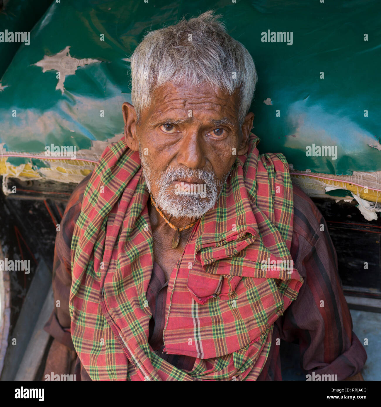 Uomo anziano appoggiata sulla mano-tirato in rickshaw, Calcutta, West Bengal, India Foto Stock