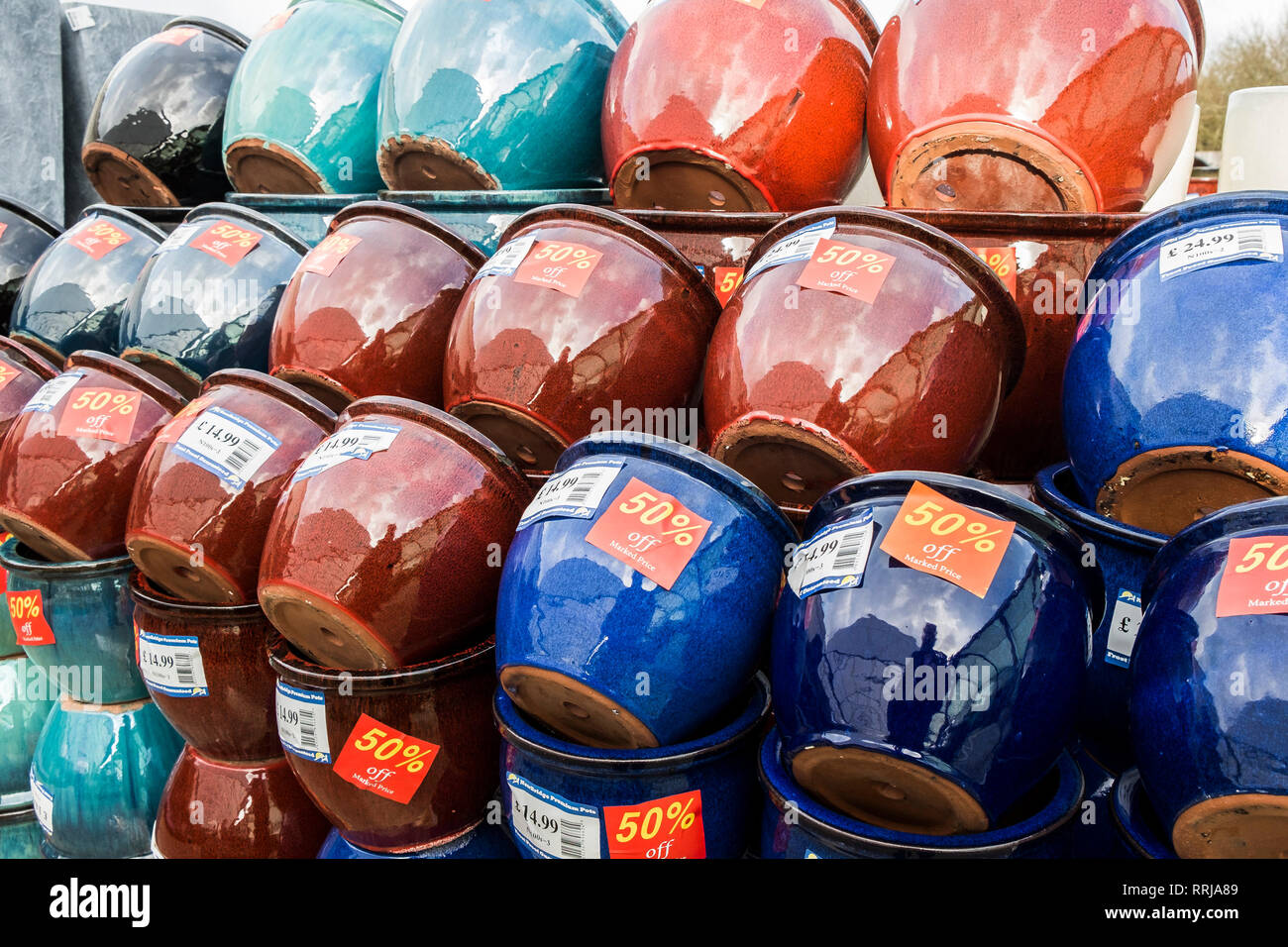 Vasi di ceramica in vendita in un centro giardino. Foto Stock