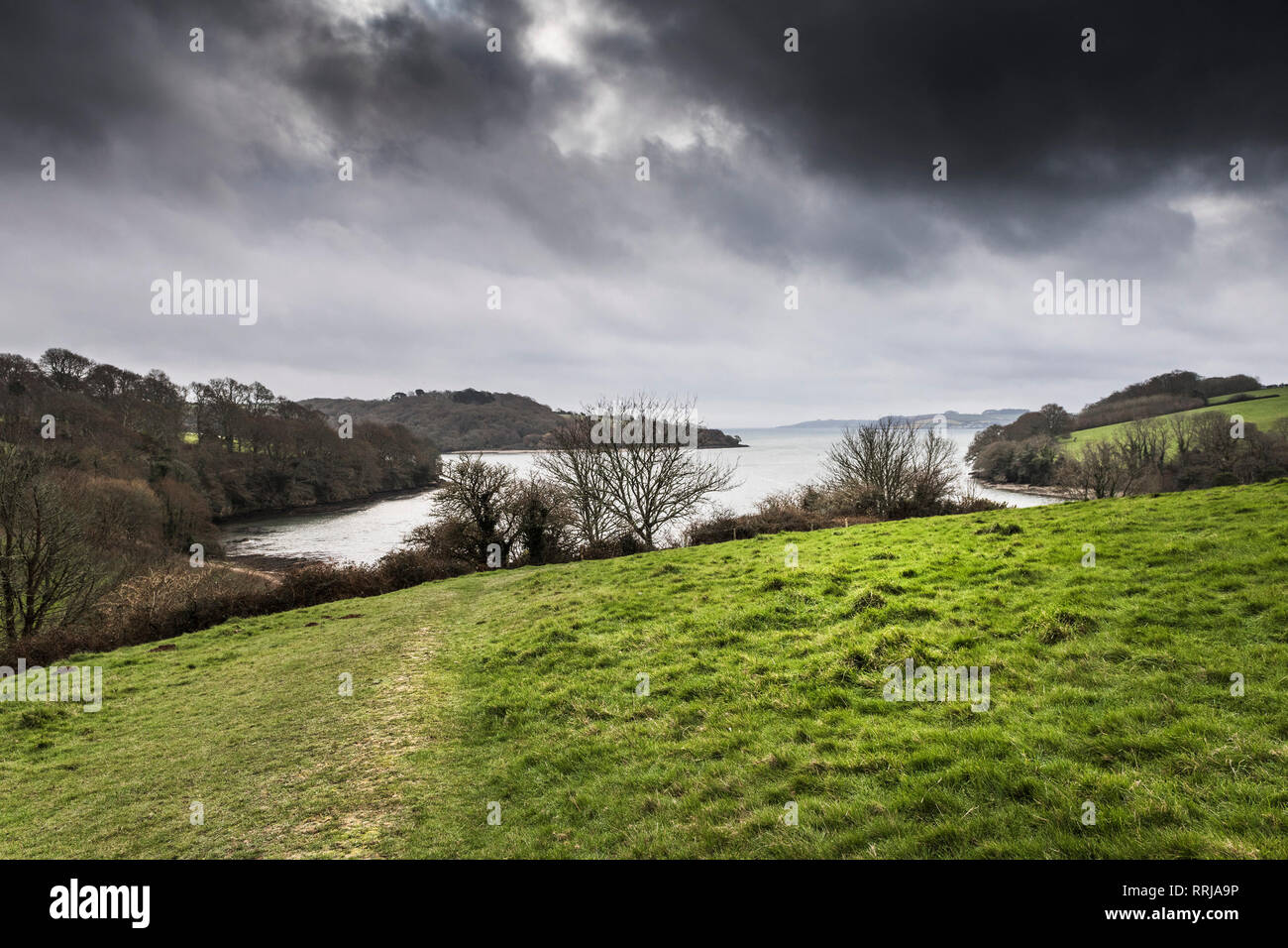 Cielo grigio sul fiume Fal in Cornovaglia. Foto Stock