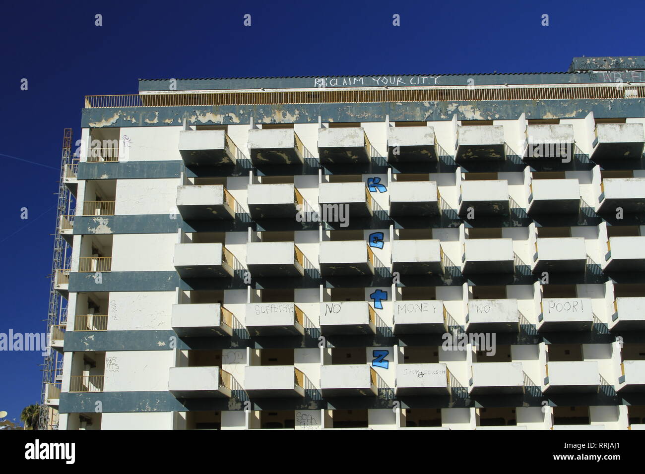 Grande motel essendo costruito abbandonato dopo la crisi finanziaria ha colpito il Portogallo, a ovest di Lagos, Algarve, Portogallo meridionale Foto Stock