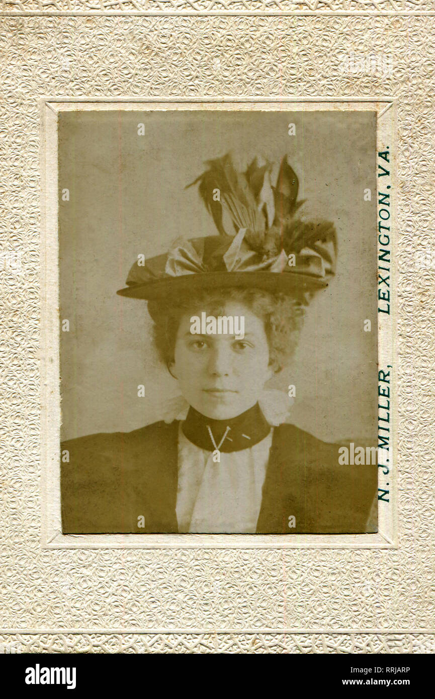 America. Stati Uniti d'America. 1850s .. Studio ritratto di una giovane donna in un cappello con piume. Foto Stock