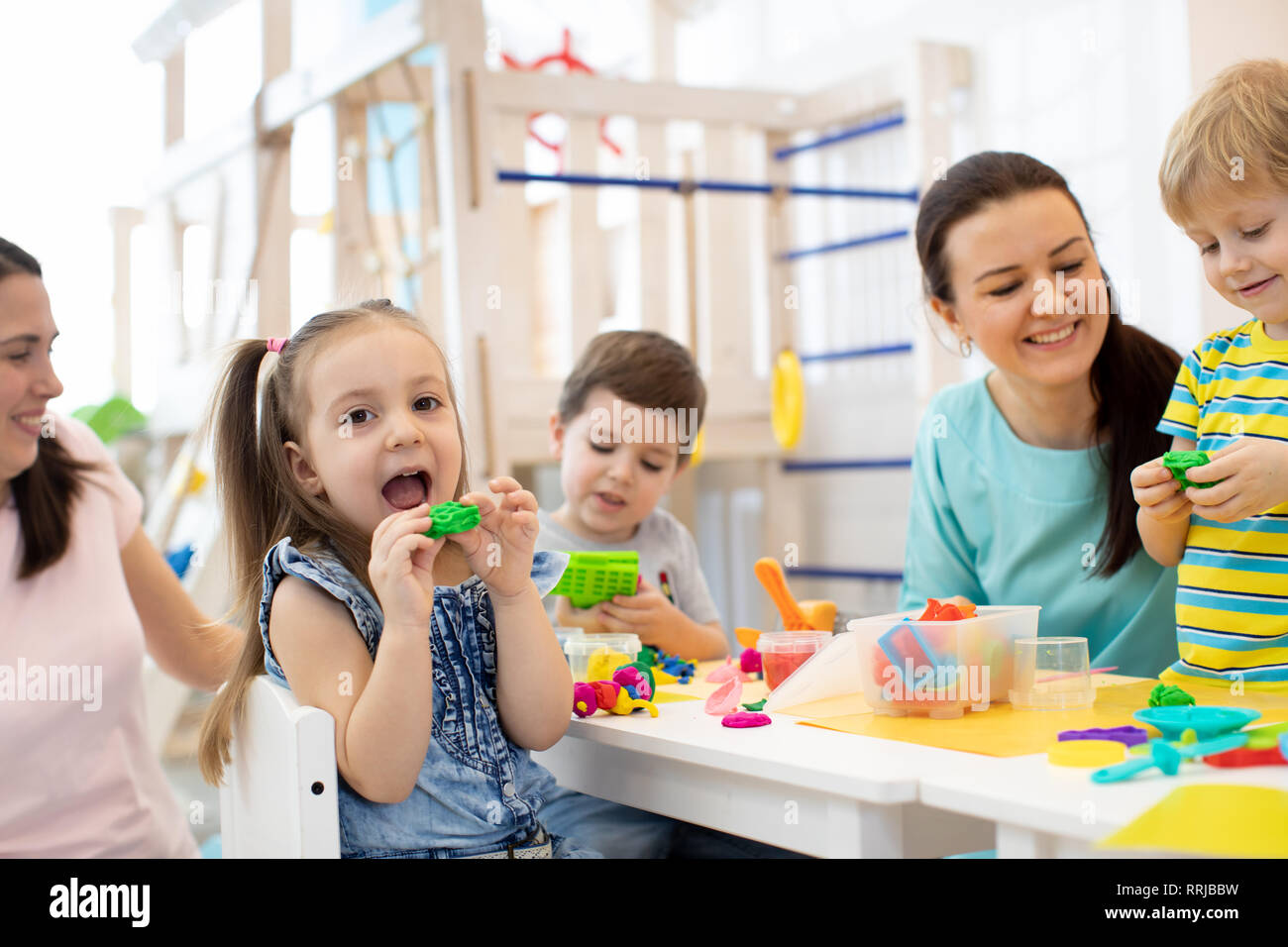 Pasta Per Bambini Giocare Nel Centro Diurno I Bambini Lo Stampo Da Plastilina In Asilo Nido Poco Gli Studenti Impastare La Creta Per Modellare Con Le Mani In Eta Prescolare Foto Stock