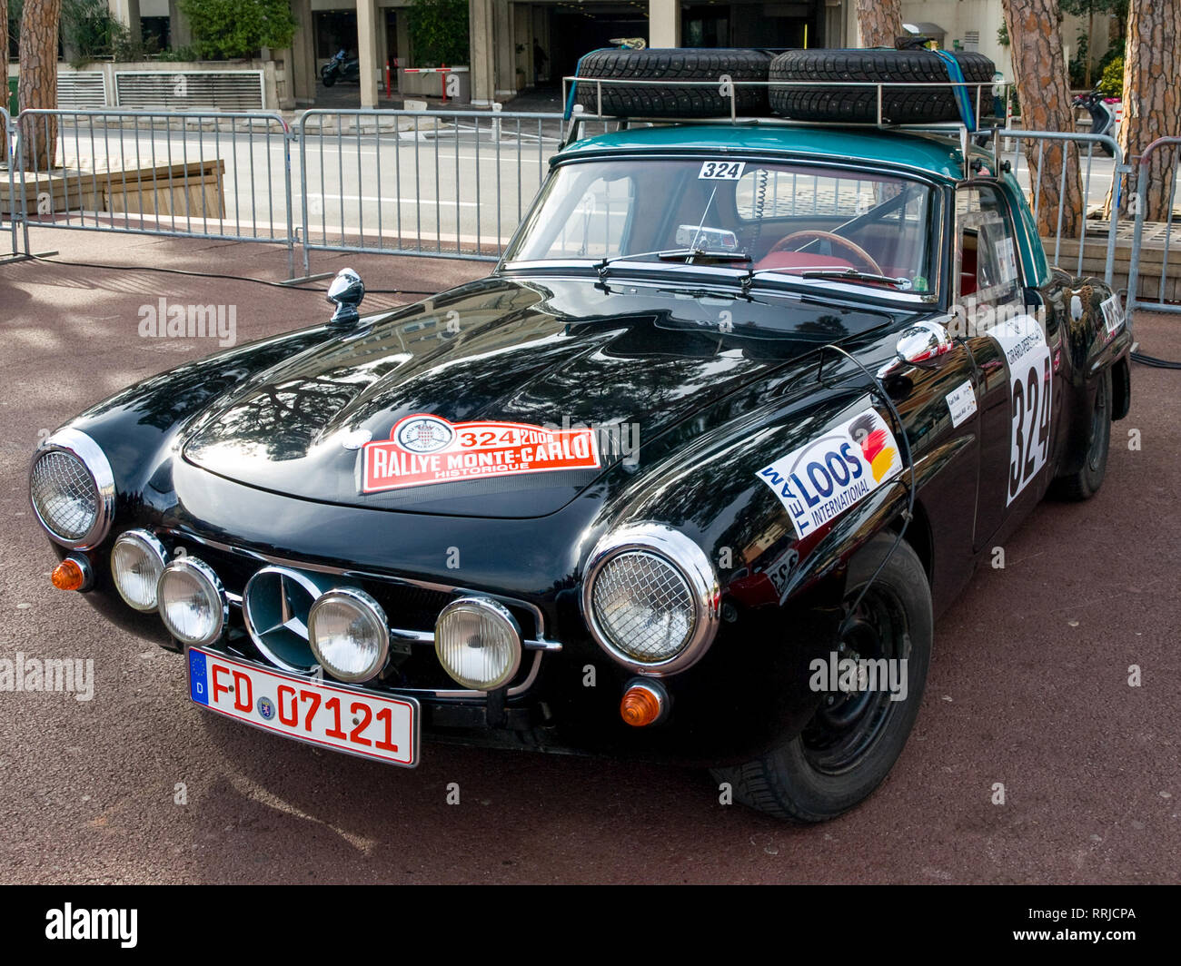 Un classico Mercedes-Benz 450 SL rally car sul display del 2008 a Rally di Monte Carlo (76ème Rallye Automobile de Monte-Carlo) in Monte Carlo, Monaco. Foto Stock