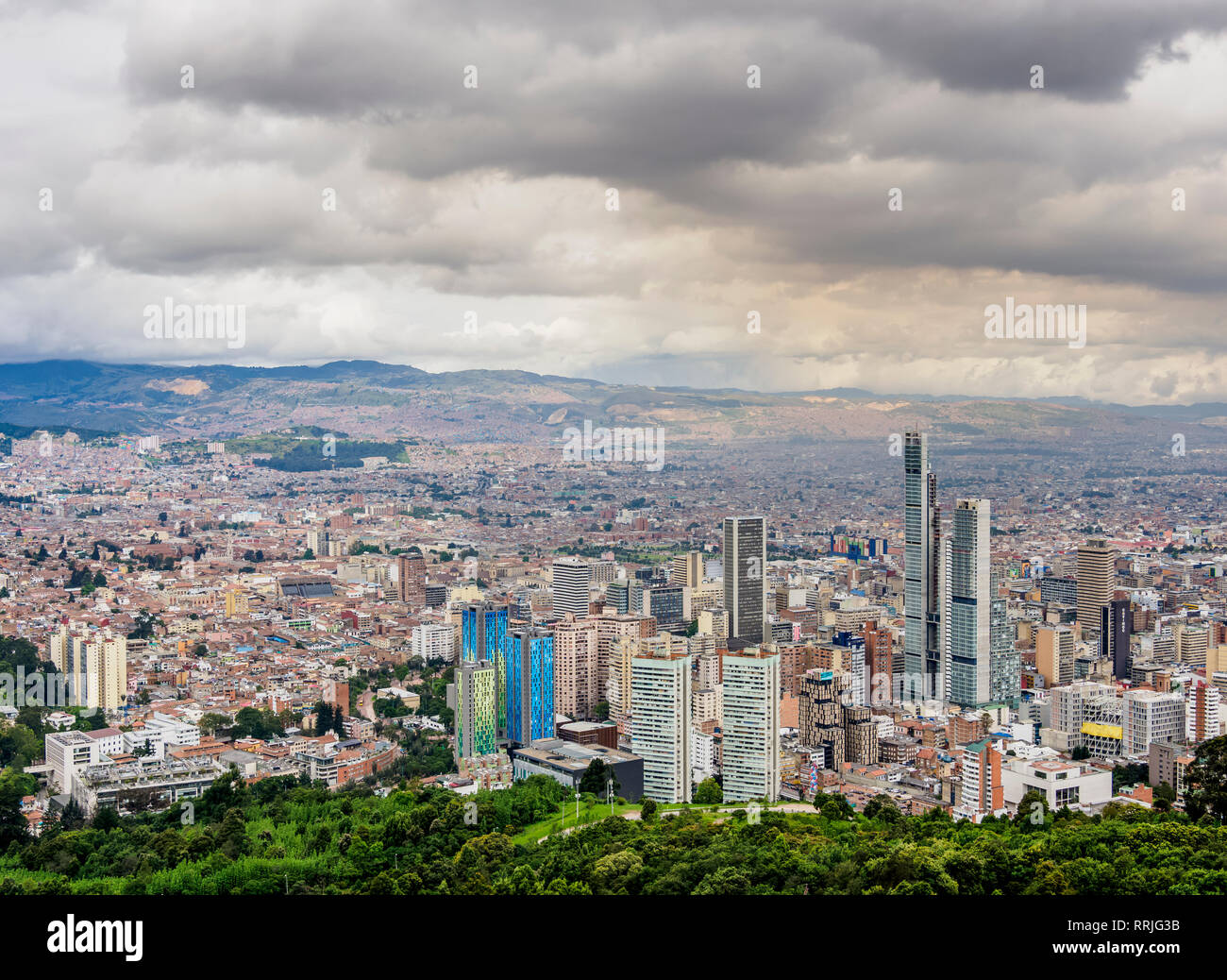 Edifici alti visto da Mount Monserrate, Bogotà, Distretto Capitale, Colombia, Sud America Foto Stock