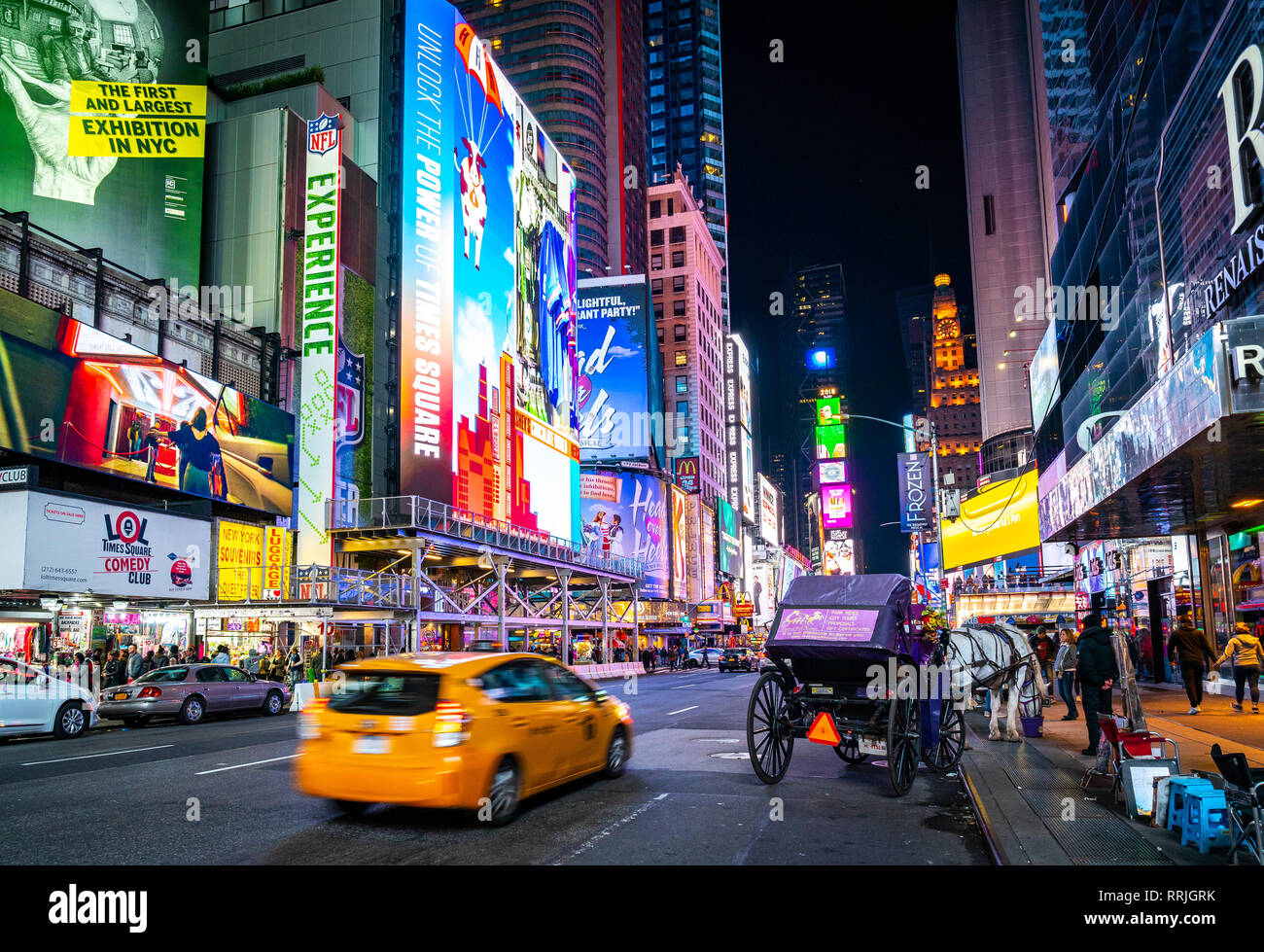 Le spie luminose del New York Times Square con un iconico yellow cab passando attraverso, New York, Stati Uniti d'America, America del Nord Foto Stock