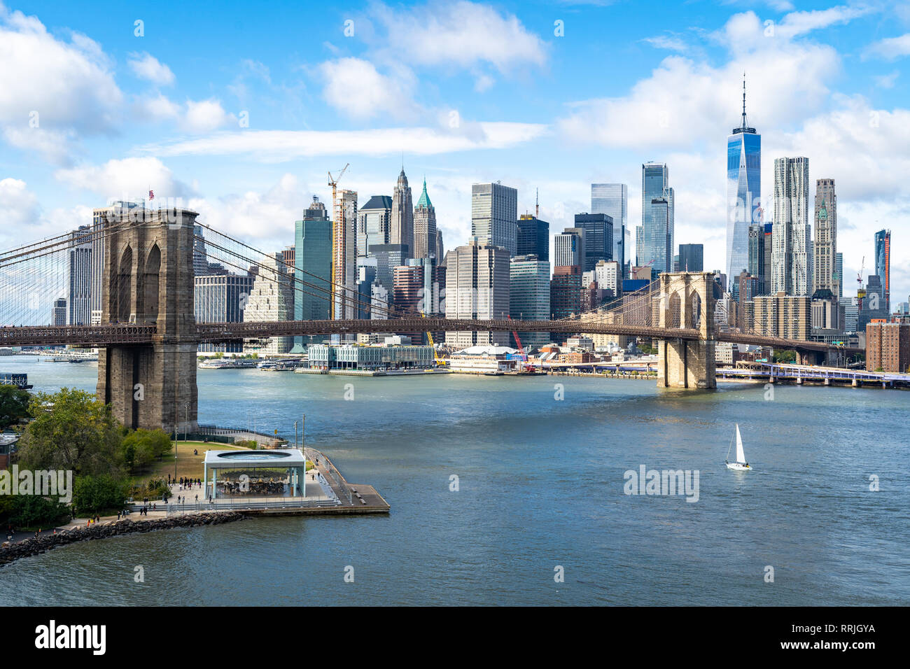 La vista sull'East River verso il ponte di Brooklyn e la parte inferiore di Manhattan, New York, Stati Uniti d'America, America del Nord Foto Stock