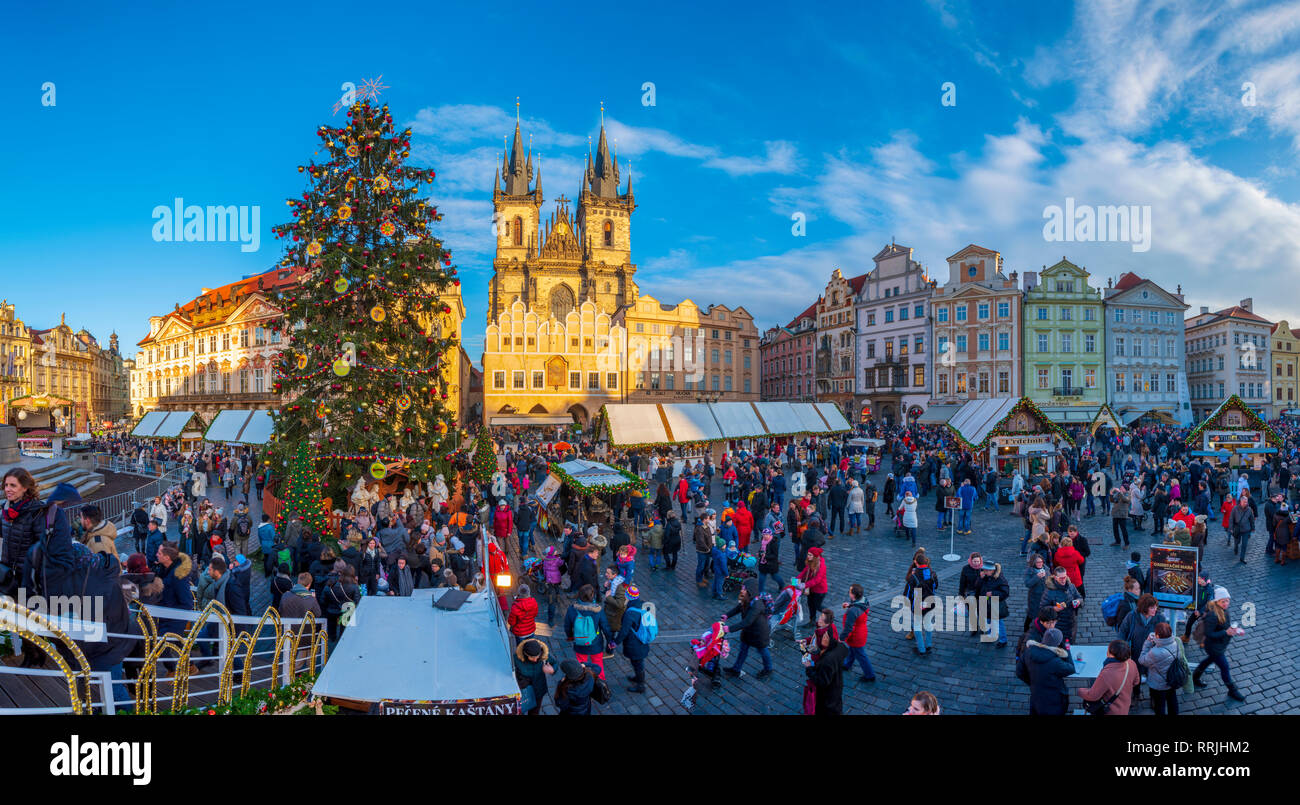 La chiesa di Nostra Signora di Tyn e mercatini di Natale, Staromestske namesti (Piazza della Città Vecchia), Stare Mesto (Città Vecchia), l'UNESCO, Praga, Repubblica Ceca Foto Stock