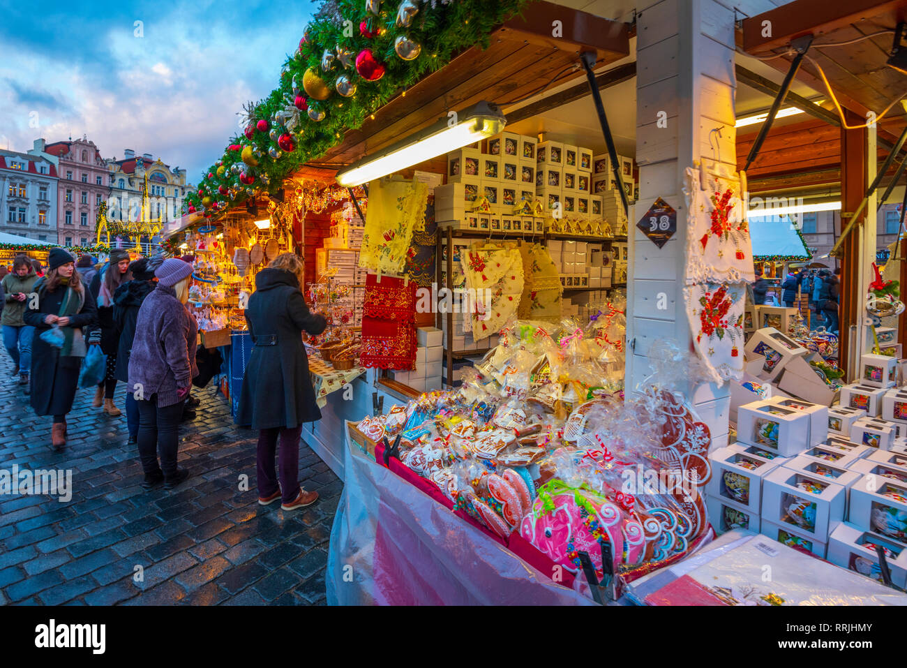 Mercato di Natale, Staromestske namesti (Piazza della Città Vecchia), Stare Mesto (Città Vecchia), Praga, Repubblica Ceca, Europa Foto Stock