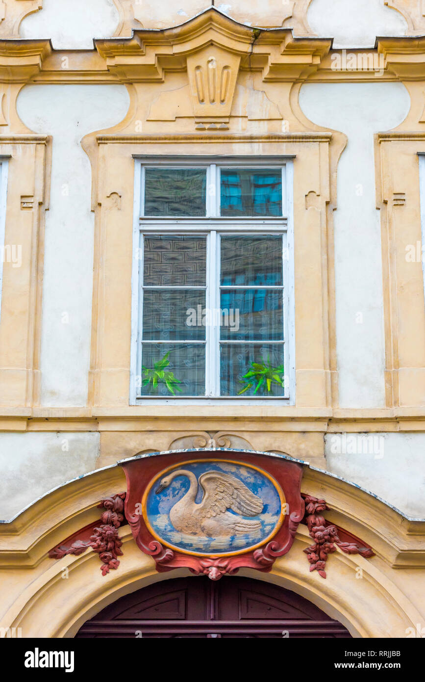 White Swan house segno, Numero 49, Nerudova, Mala Strana, Praga, Repubblica Ceca, Europa Foto Stock