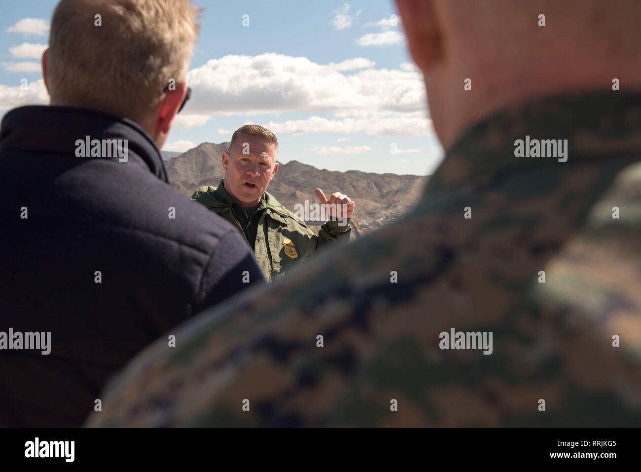 El Paso settore protezione alle frontiere Chief Agent Aaron Hull mutandine U.S. Deliberando il Segretario della Difesa Patrick M. Shanahan, Presidenti del Comune di capi di Stato Maggiore degli Stati Uniti, Marine Corps gen. Giuseppe Dunford, e il Sottosegretario di Stato per la gestione per il Department of Homeland Security Claire M. Grady durante una visita alla US frontiera meridionale, Feb 23, 2019. (DoD foto di U.S. Army Sgt. Ambra I. Smith) Foto Stock