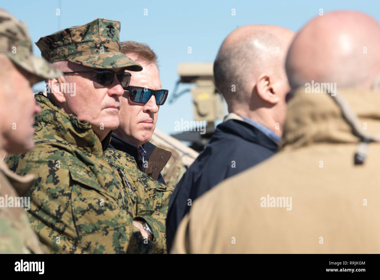 Stati Uniti Deliberando il Segretario della Difesa Patrick M. Shanahan, Presidente degli Stati Uniti Comune di capi di Stato Maggiore, Marine Corps gen. Giuseppe Dunford, il Sottosegretario di Stato per la gestione per il Department of Homeland Security Claire M. Grady, e il Comandante del Comando Settentrionale degli Stati Uniti, Air Force Gen. Terrence J. O'Shaughnessy visita il noi frontiera meridionale durante un viaggio a El Paso, Tx., Feb 23, 2019. (DoD foto di U.S. Army Sgt. Ambra I. Smith) Foto Stock