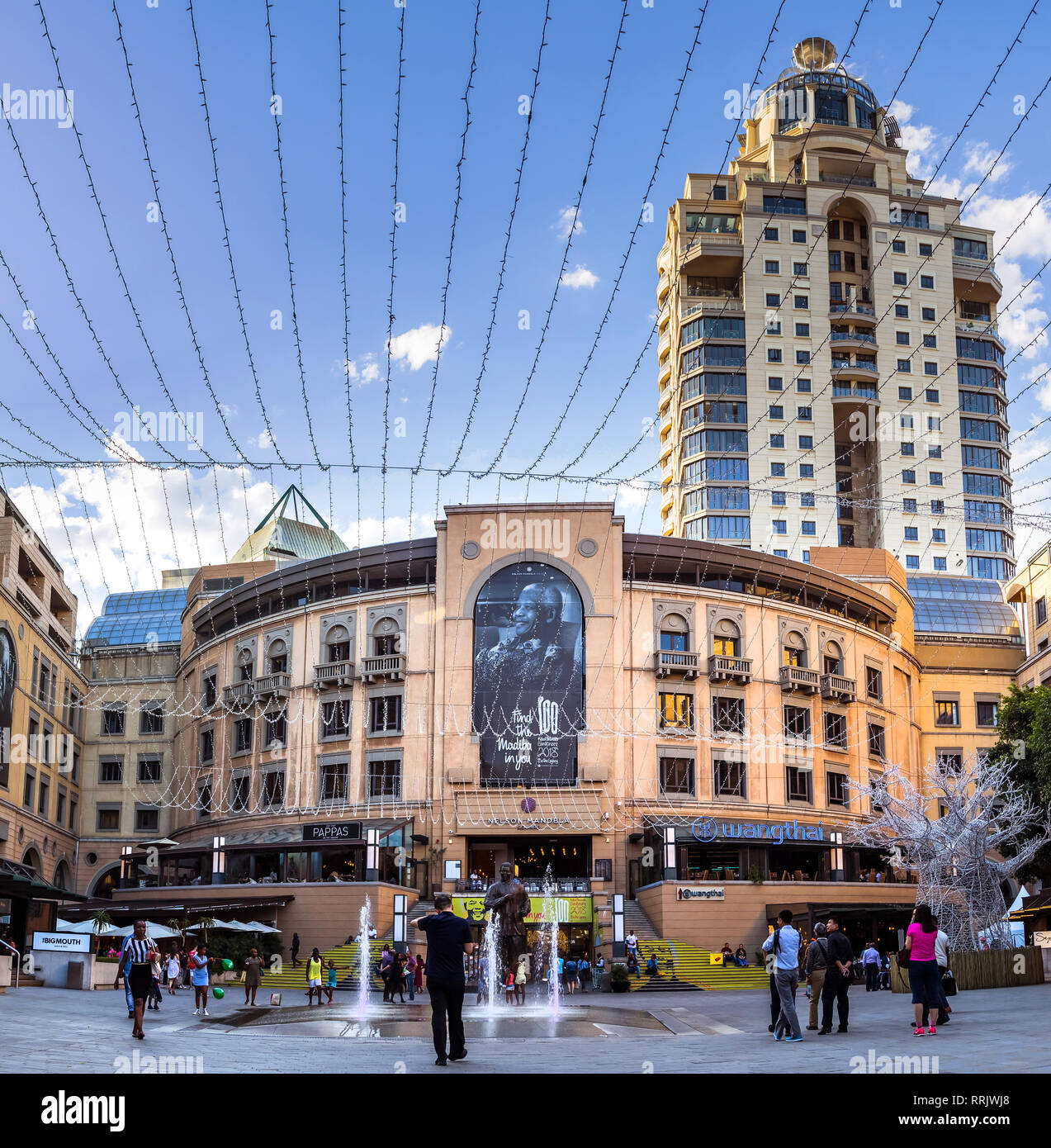 Johannesburg, Sud Africa, 12 Dicembre - 2018: acqua caratteristica e al di fuori dell area lastricata di mall. Foto Stock