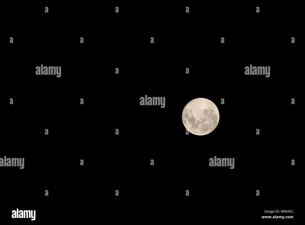 La grande luna piena in un cielo scuro dello sfondo Foto Stock