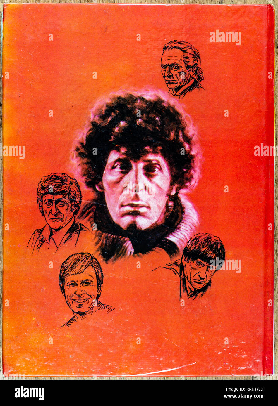 Coperchio posteriore medico che di avventure nel tempo e nello spazio libro, con Tom Baker, John Pertwee, William Hartnell, Peter Davidson, Patrick Troughton Foto Stock