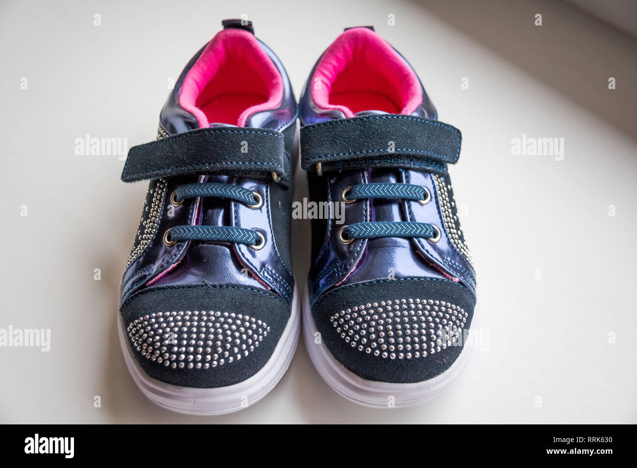 Scarpe da bambino, lusso sneakers, scarpe sportive, di stivali per ragazze.  Bambini calzature alla moda con decorazione di strass. graziosa coppia di  casual scarpe per bambini con un Foto stock - Alamy