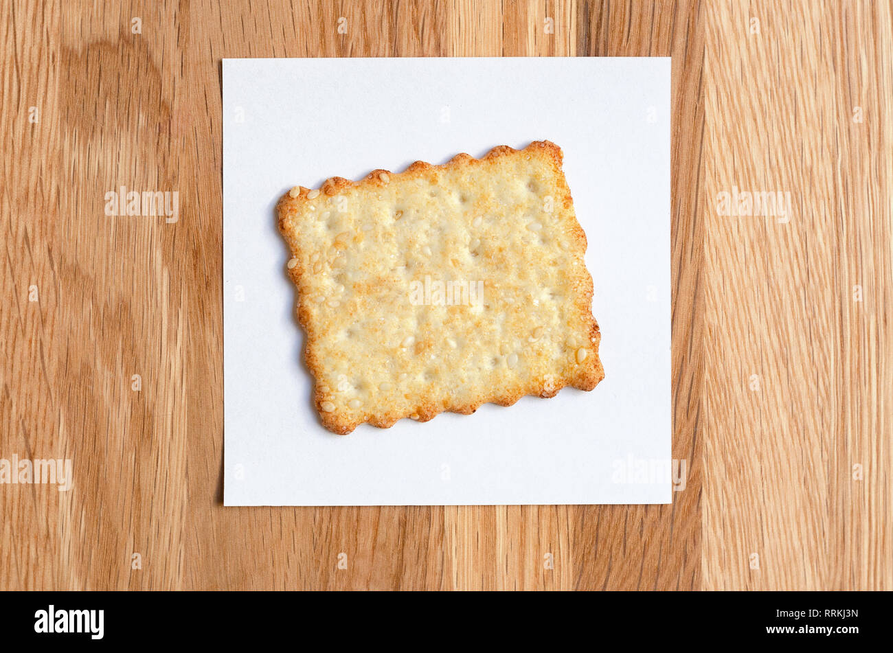 I cookie con sesamo, cracker, su un adesivo bianco Foto Stock