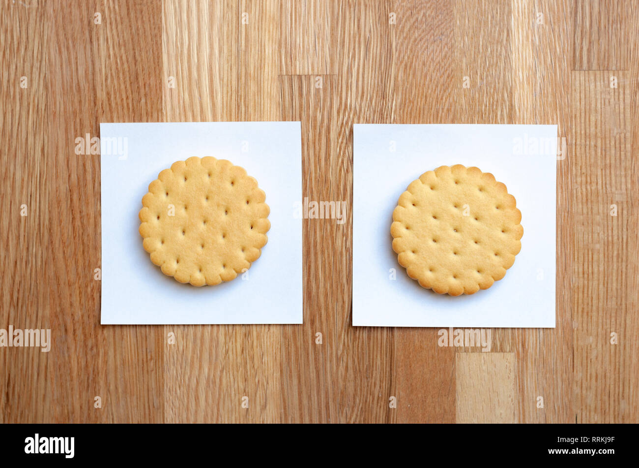 Due i cookie con riempimento, steso su adesivi bianchi Foto Stock