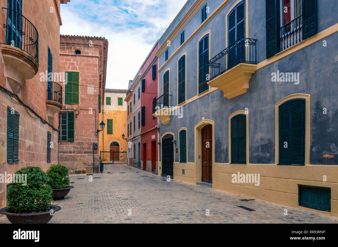 Ciutadella de Menorca, Spagna - 18 Settembre 2016: gli edifici colorati e negozi nella città vecchia Foto Stock