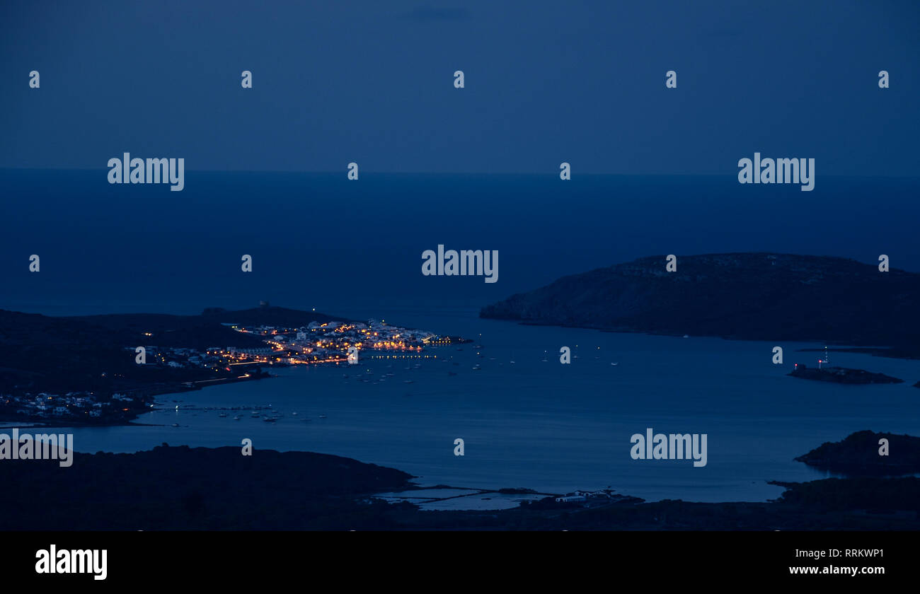 Vista notturna su Fornells, una piccola città sull isola di Minorca Foto Stock